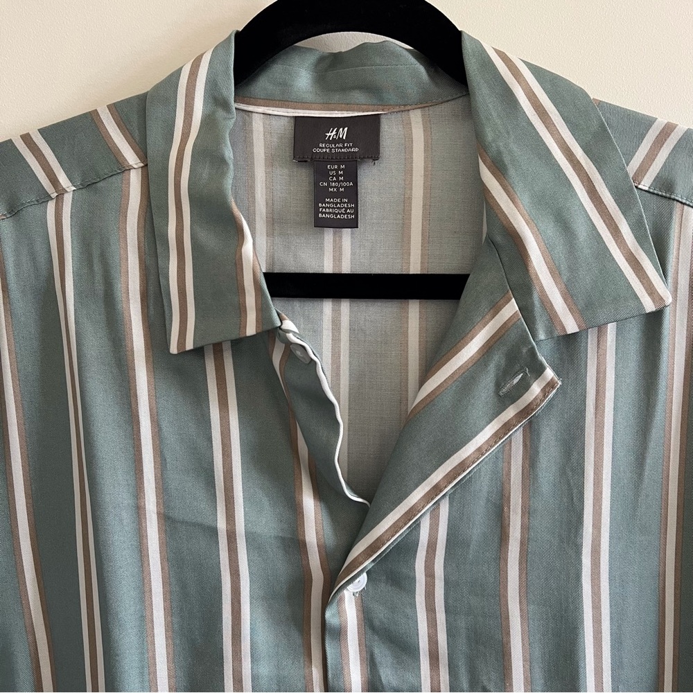H&M button down short sleeve shirt